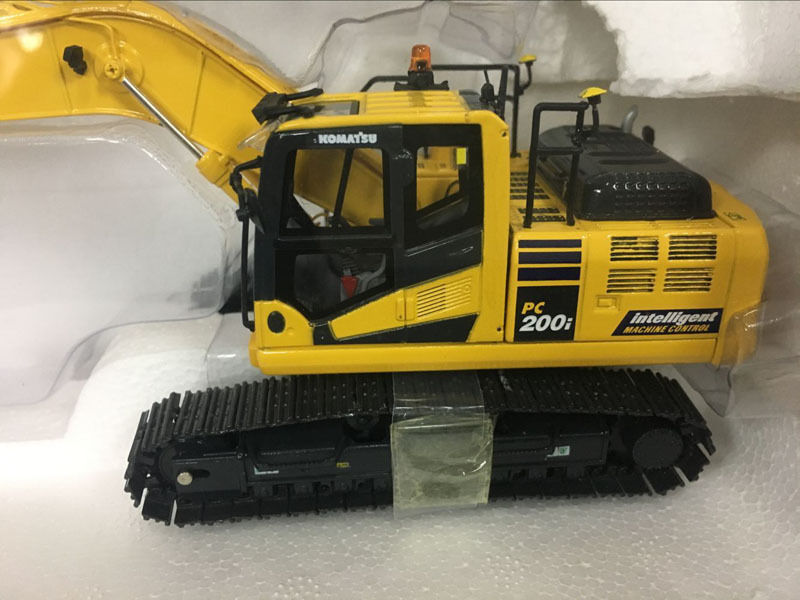 Hydraulic excavator Komatsu PC200i-10 to scale 1:50